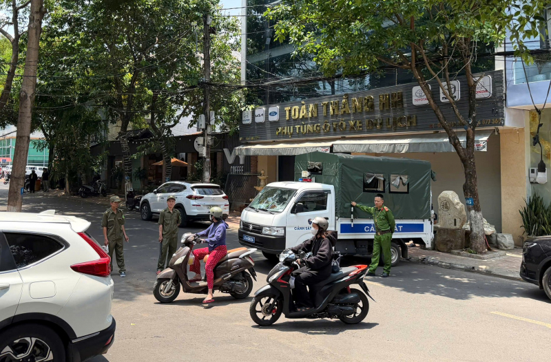 Giải cứu nam thanh niên cầm dao cố thủ trong quán cà phê đòi tự sát