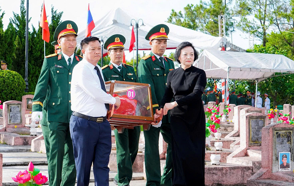 Lễ truy điệu và an táng 80 hài cốt liệt sĩ Quân tình nguyện và Chuyên gia Việt Nam chiến đấu, hy sinh trên đất Bạn Lào