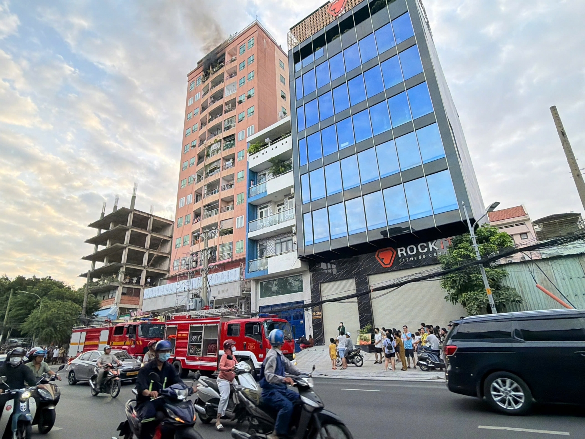 Cháy chung cư gần ngã tư Hàng Xanh, hàng trăm cư dân tháo chạy