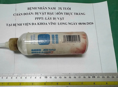 Thanh niên tự đút chai nhựa dài gần 20 cm vào sâu trong hậu môn