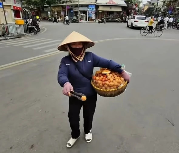 Xử phạt người phụ nữ bán 10 bánh rán cho du khách nước ngoài giá 420.000 đồng