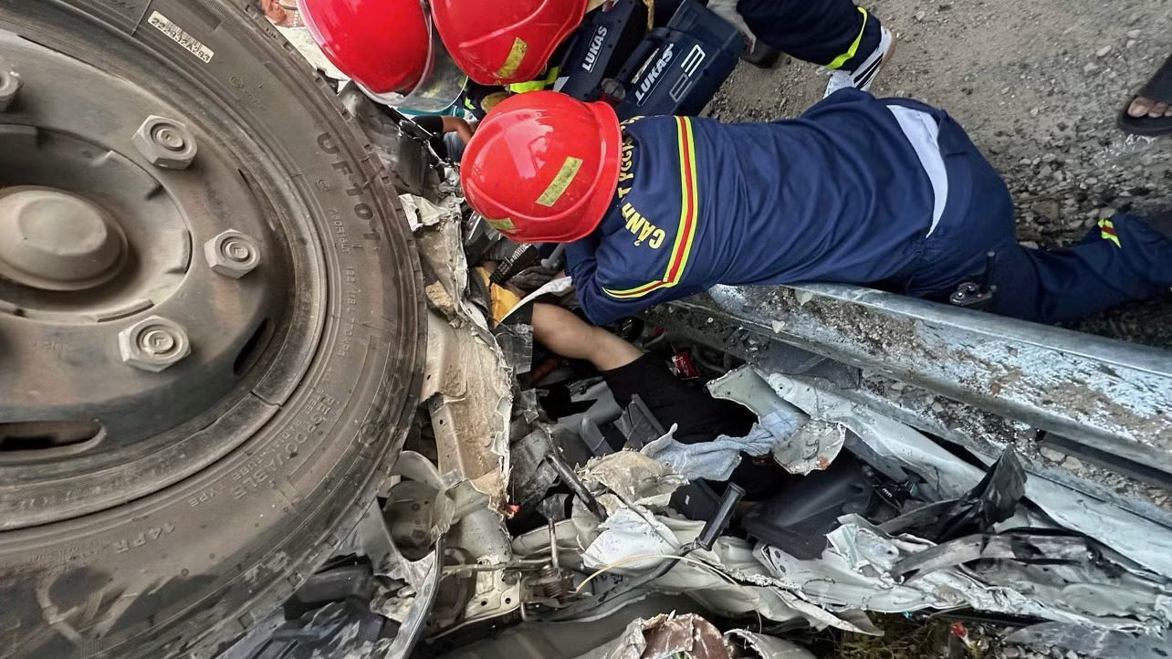 Cứu nạn thành công tài xế mắc kẹt trong xe tải lật trên cao tốc