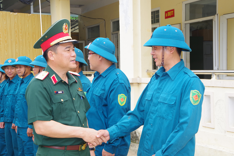 Chỉ huy trưởng Bộ Chỉ huy Quân sự tỉnh kiểm tra kết quả thực hiện nhiệm vụ quân sự, quốc phòng 6 tháng đầu năm 2026