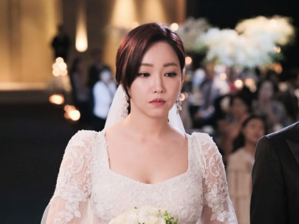 Lấy vợ hơn 2 tuổi, bước vào phòng tân hôn thì hoảng hồn chết sững trước 'hành động lạ' của cô ấy