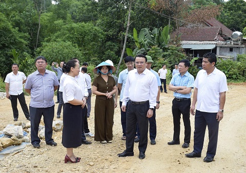 Phó Chủ tịch UBND tỉnh Phùng Thành Vinh làm việc với các xã thuộc huyện Quế Phong (cũ) để tháo gỡ vướng mắc, đẩy nhanh giải ngân vốn đầu tư công và Chương trình MTQG