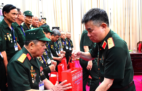 Bộ Quốc phòng gặp mặt, tặng quà đại biểu người có công tỉnh Nghệ An