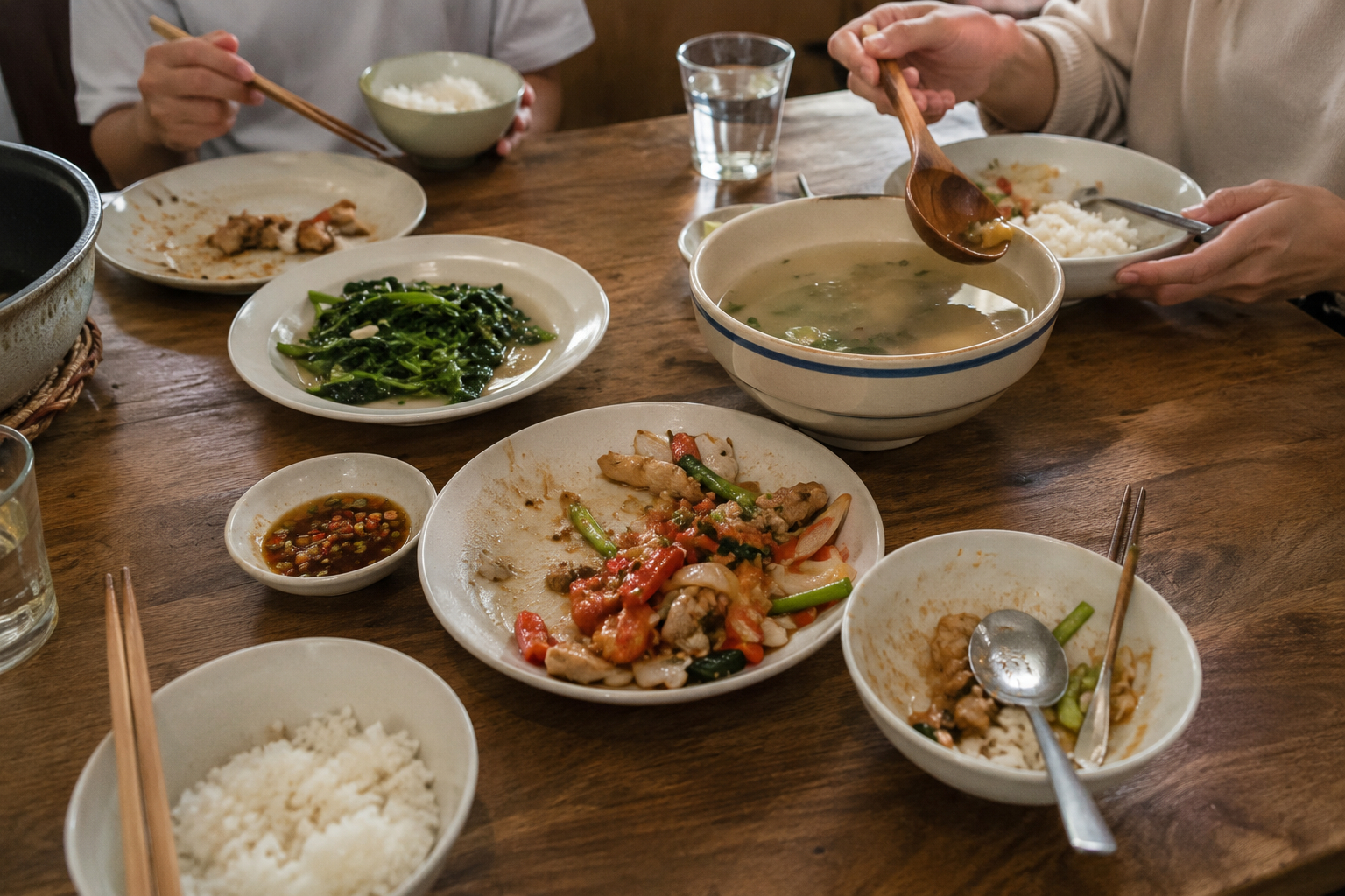 Tôi phát điên vì cuộc điện thoại của chị chồng đúng bữa cơm, chồng tôi bỏ đi ngay trong đêm