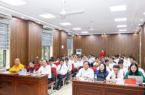 Thảo luận tổ 2: Quan tâm đến vấn đề đất đai, sản phẩm OCOP và nâng cao năng lực cán bộ cơ sở