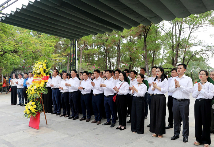 Lãnh đạo, cán bộ Văn phòng UBND tỉnh dâng hoa, dâng hương tri ân các Anh hùng liệt sĩ tại Nghĩa trang liệt sĩ Quốc gia Trường Sơn