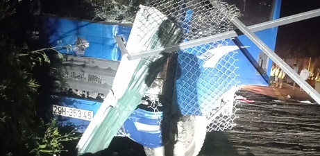 Xe khách đâm xe tải trên cao tốc Nội Bài - Lào Cai khiến 1 người tử vong