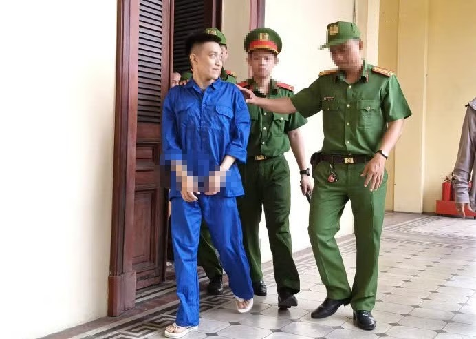 Ghen tuông, ra tay sát hại ném bạn gái từ mái nhà xuống đất
