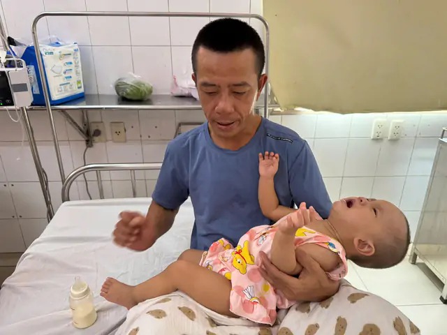 Hơn 40 tuổi mới được làm cha, người đàn ông khẩn cầu cứu con gái mắc bệnh hiếm gặp