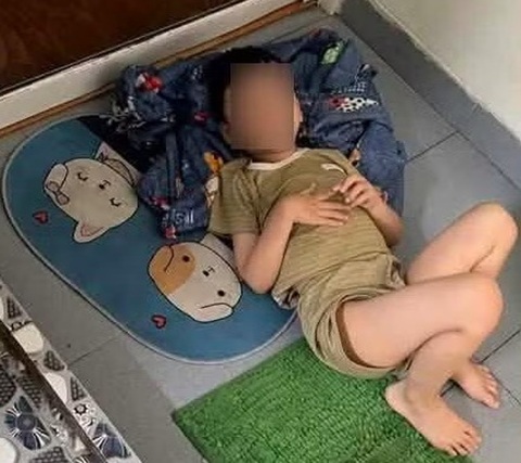 Giáo viên mầm non bị tố bắt trẻ ngủ trước cửa nhà vệ sinh: Bé làm ồn, không ngủ trưa nên bị cô phạt