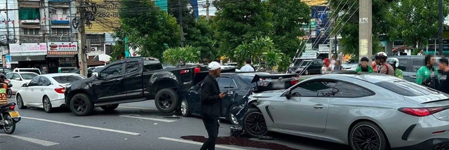 Cãi nhau với vợ, tài xế Mercedes-Benz lao vào 8 chiếc ô tô khác, lúc xuống xe thì bật khóc
