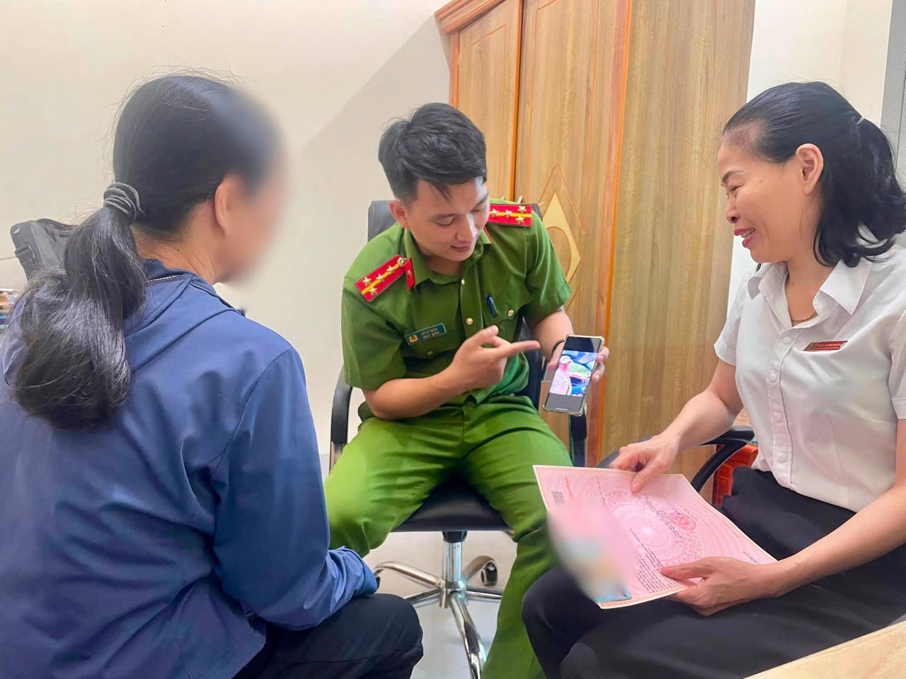 Người phụ nữ suýt cầm sổ đỏ vay 100 triệu đồng để nhận quà của bạn trai 'quốc tịch Mỹ'