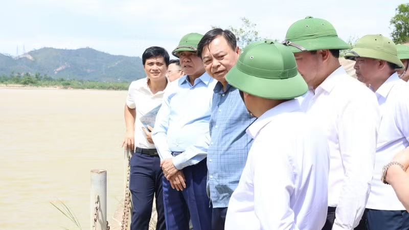 Đoàn công tác Bộ Nông nghiệp và Môi trường kiểm tra thực địa tại Dự án đập sông Lam ở Nghệ An