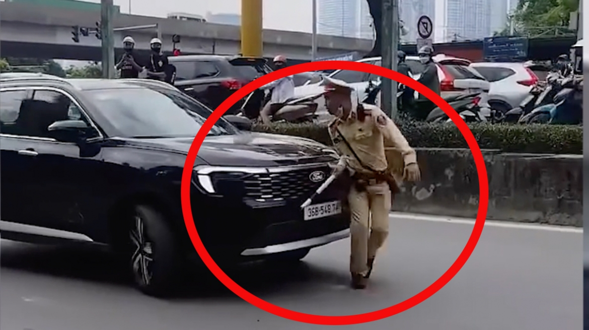 Xôn xao clip ô tô ủi một CSGT rồi tăng ga bỏ chạy trên đường phố Hà Nội