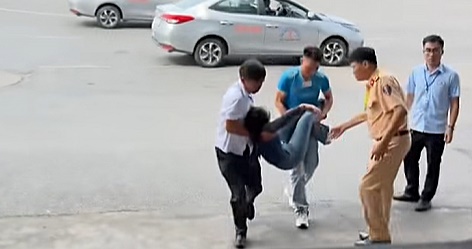 Kịp thời sơ cứu học viên bị ngất sau phần thi lái xe trong hình ở Nghệ An