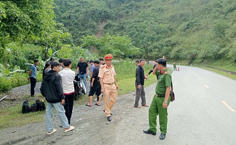 Hai người tử vong sau khi xe máy lao xuống taluy âm trên Quốc lộ 12 ở Điện Biên