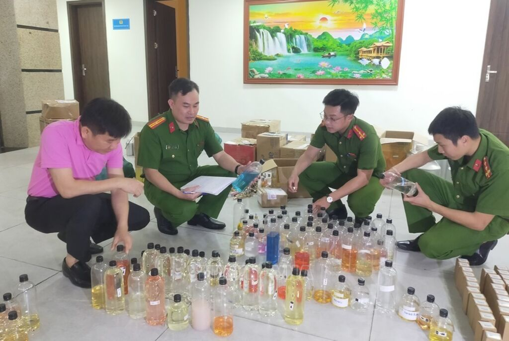 Khởi tố 12 bị can trong các đường dây sản xuất, buôn bán nước hoa giả hàng hiệu