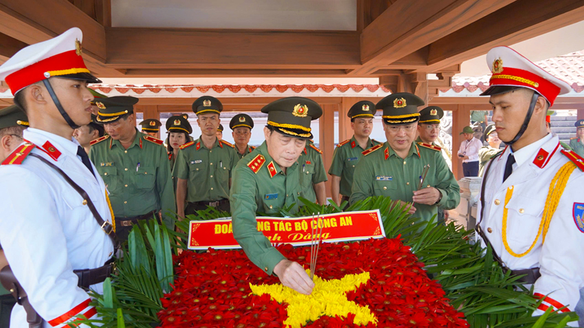 Công an tỉnh Nghệ An tham gia Đoàn công tác Bộ công an dâng hương và tặng quà gia đình chính sách tại Quảng Trị