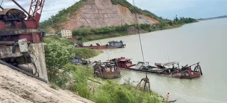 Bắt quả tang 6 tàu 'không số hiệu' khai thác cát trái phép trên sông Lam