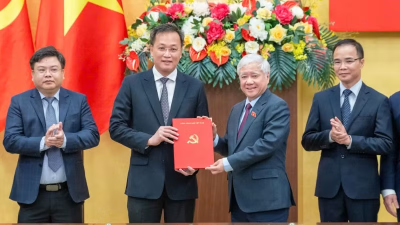 Hội nghị công bố và trao quyết định của Bộ Chính trị về công tác cán bộ