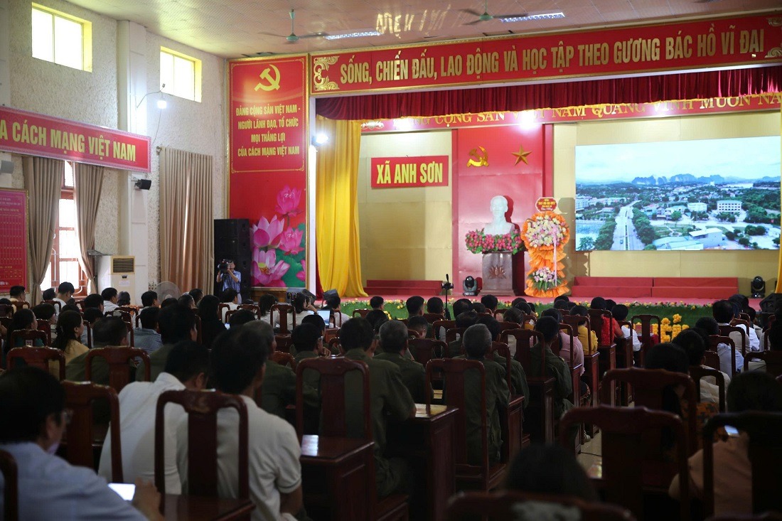 Đại tá Nguyễn Duy Thanh chung vui cùng Nhân dân tại Ngày hội Toàn dân bảo vệ an ninh Tổ quốc xã Anh Sơn