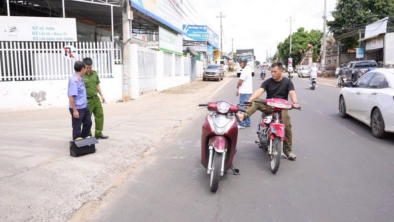 Tạm giữ đối tượng đạp ngã người đàn ông đang chạy xe trên đường