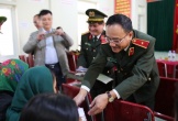 Đồng chí Thiếu tướng Phạm Thế Tùng, Giám đốc Công an tỉnh thăm, tặng quà và chúc Tết đồng bào nghèo huyện Kỳ Sơn