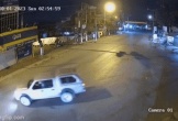 Camera cận cảnh ô tô tải lao thẳng vào nhà dân bên đường