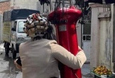 Đang làm tóc thì cúp điện, chủ tiệm lẫn khách nữ có quyết định khiến ai nấy cũng bật cười