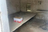 Xót xa bé trai sơ sinh còn nguyên dây rốn bị bỏ rơi trong điếm canh đê