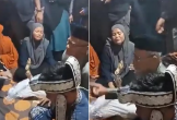 Cặp đôi Indonesia kết hôn cạnh thi thể bố cô dâu