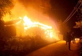Đốt lửa sưởi ấm rồi ngủ quên, 5 căn nhà bị cháy rụi trong đêm