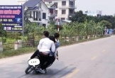 Clip: Ngồi kẹp giữa 2 thanh niên trên xe máy đánh võng, cô gái gặp tai họa