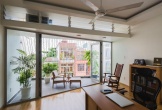 Quấn thép kín mặt tiền, nhà Sài Gòn khiến báo ngoại mê mẩn
