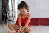 Ngạc nhiên bé gái 2 tuổi tự biết đọc chữ, đếm số cả tiếng Việt lẫn tiếng Anh
