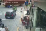 Video: Thót tim tình huống thùng container lật đè xe ba bánh trên đường phố