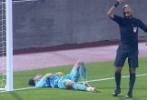 Thủ môn U23 Việt Nam chấn thương hy hữu, rời sân bằng xe cáng