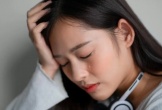 Đến nhà bạn thân, tôi lặng người khi thấy chồng cũ của mình đang nấu ăn