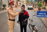 Người phụ nữ đi xe đạp bị xử phạt vi phạm nồng độ cồn