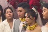 Đám cưới gây bão với cỗ bằng tôm hùm, cô dâu chú rể đeo vàng trĩu cổ