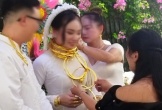 Cô dâu đeo vàng trĩu cổ, nhận 5 tỉ đồng trong ngày lễ nạp tài 