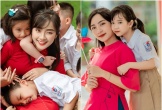 2 cô giáo tiểu học xinh nhất nhì Hà Nội, phụ huynh nô nức xin tên trường cho con theo học