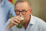 Thủ tướng Úc hô ‘một hai ba dô’ cùng uống bia hơi giữa Hà Nội nắng nóng