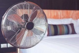 Mẹo dùng quạt đúng cách giúp bạn ngủ ngon hơn trong mùa hè