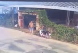Ô tô tông văng người đàn ông trước cửa nhà rồi nhấn ga bỏ chạy