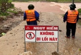 Mưa lớn, nhiều nơi ở miền Trung bị chia cắt, người dân di dời trong đêm
