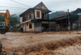 Nghệ An: Nước cuồn cuồn chảy xiết vào nhà dân ở trung tâm Kỳ Sơn